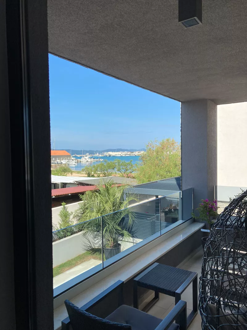 Blick vom Balkon zum Strand und auf das Meer